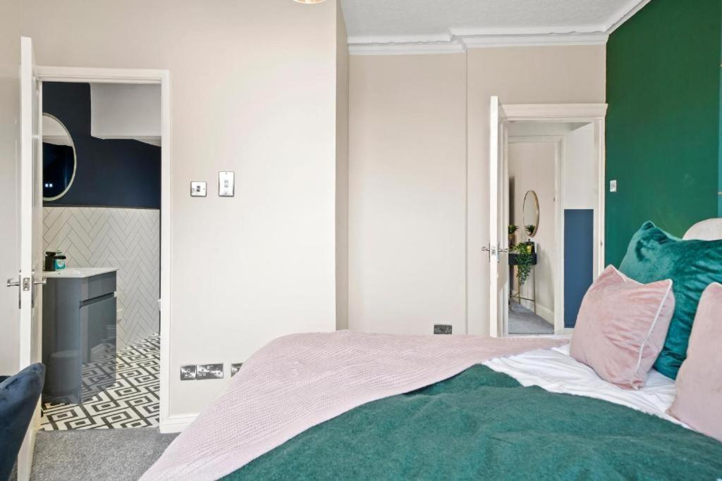 Deluxe 5 Bed In Central Whitby - Parking - Hot Tub Exterior photo