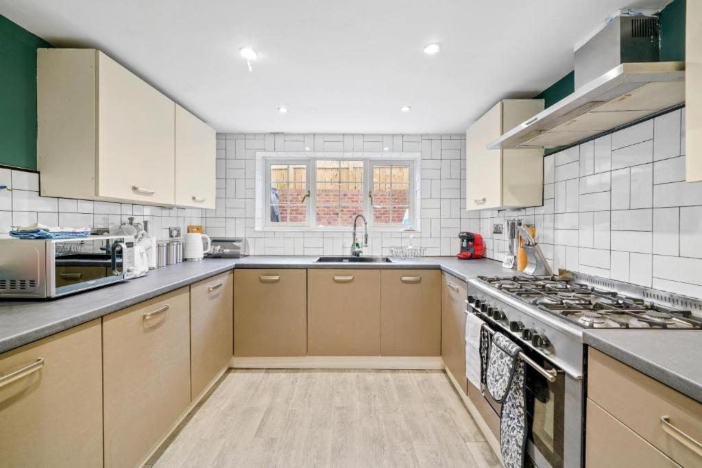Deluxe 5 Bed In Central Whitby - Parking - Hot Tub Exterior photo