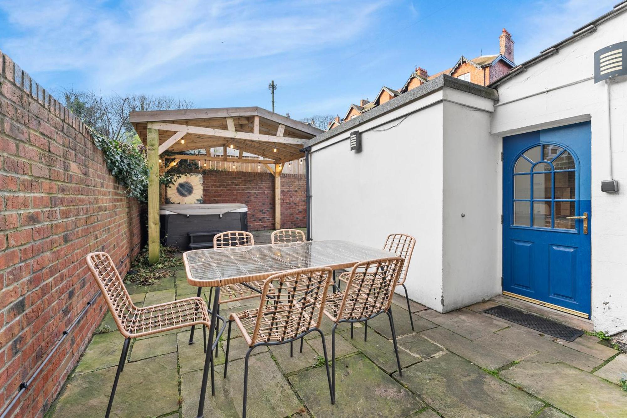 Deluxe 5 Bed In Central Whitby - Parking - Hot Tub Exterior photo